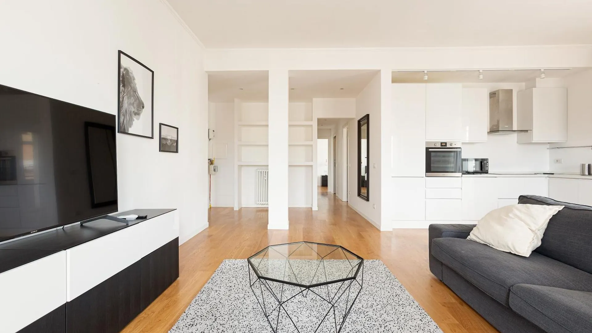 Bright Apartment Milano Centrale 0*,  Italia